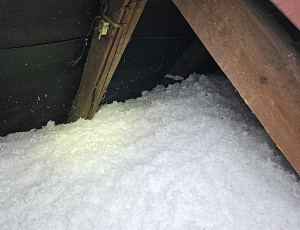 Zateplení stropu rodinného domu pomocí foukané izolace